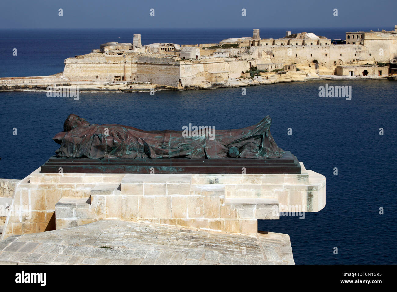 Le siège monument, érigé en Bell 1992 pour commémorer l'attribution de la Croix de George à Malte pendant la Seconde Guerre mondiale, La Valette Banque D'Images