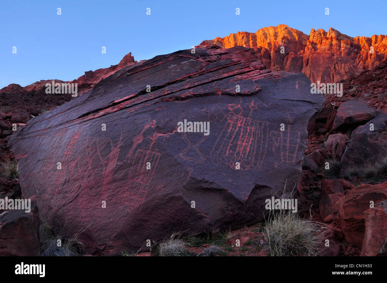 Pétroglyphes sur boulder au coucher du soleil de l'Arizona's Paria Canyon - Vermilion Cliffs Wilderness. Banque D'Images