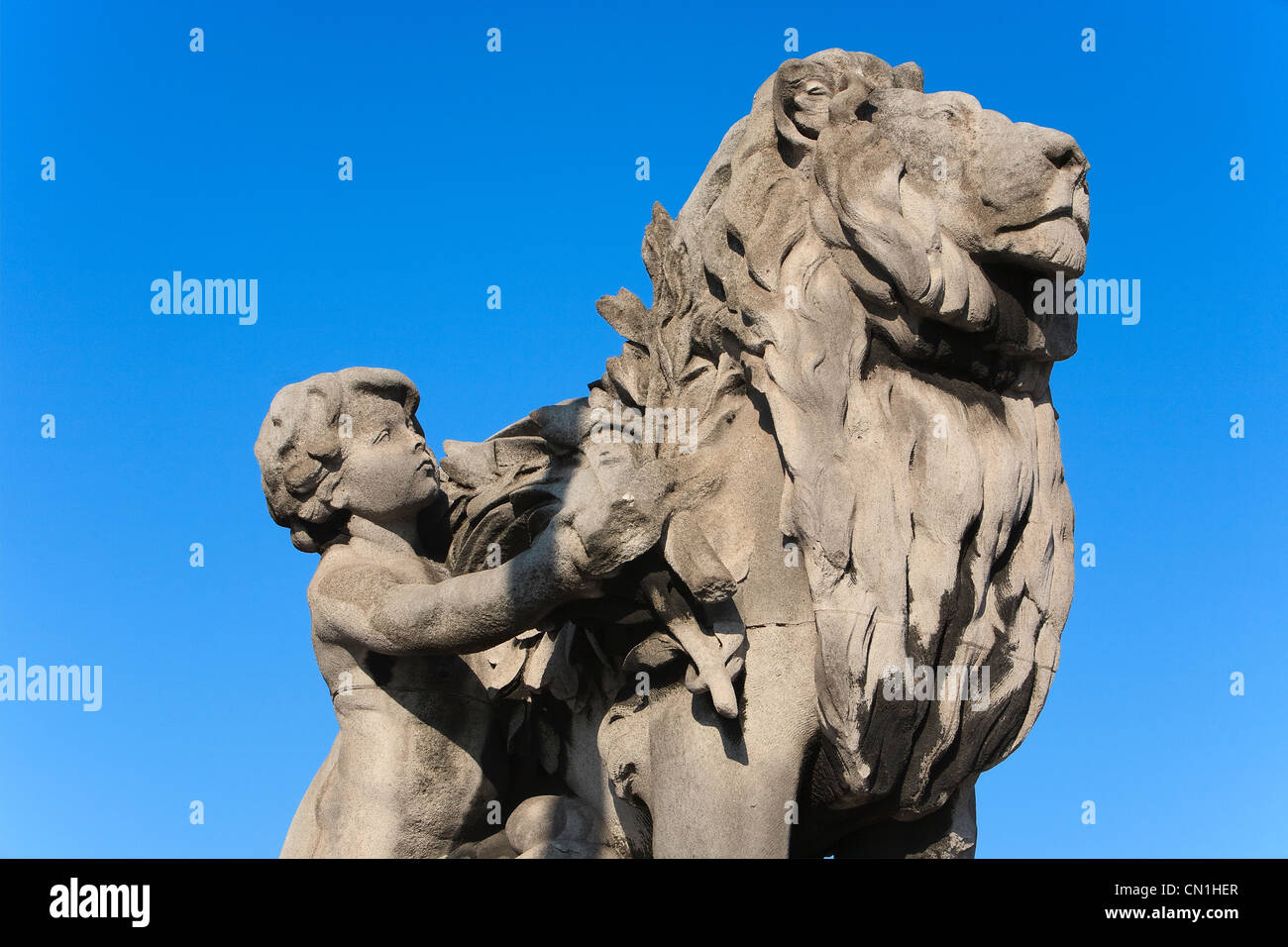 France, Paris, le pont Alexandre III, de la statue de Jules Dalou Lion conduit par un enfant Banque D'Images