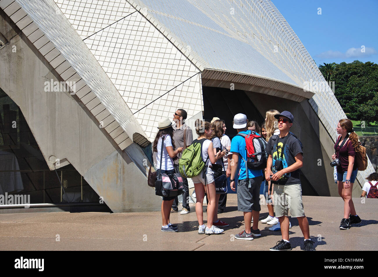 Groupe scolaire sur les marches de l'Opéra de Sydney, Bennelong Point, Sydney, New South Wales, Australia Banque D'Images