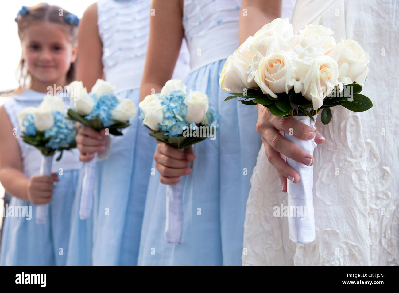 Les filles de fleurs et bouquets de mariée avec la ligne Banque D'Images