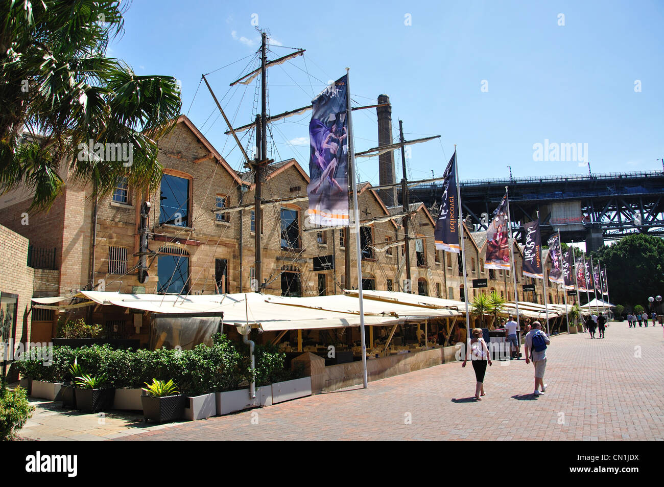 Restaurants en plein air, Campbell's Cove, The Rocks, Sydney Harbour, Sydney, New South Wales, Australia Banque D'Images