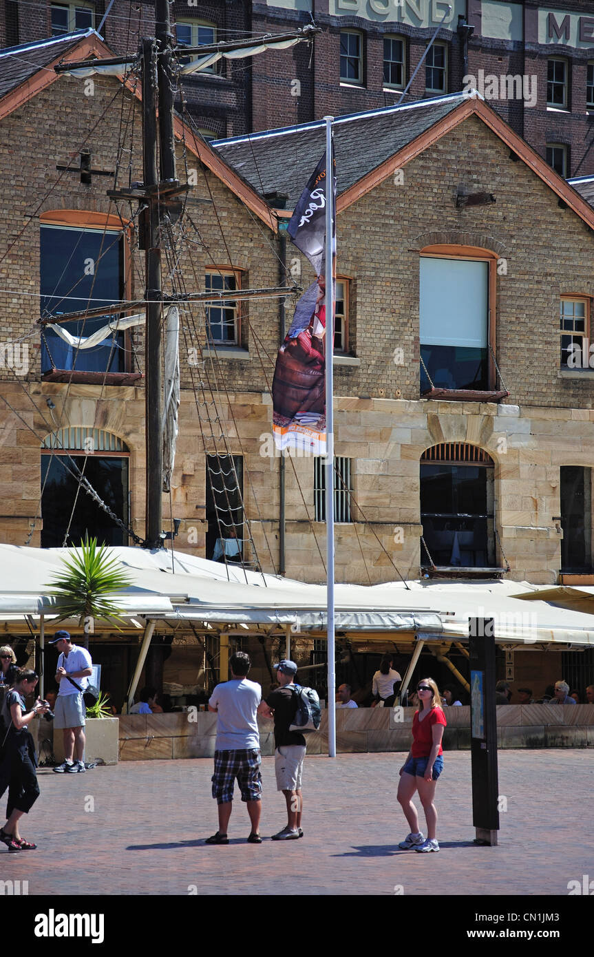 Restaurants en plein air, Campbell's Cove, The Rocks, Sydney Harbour, Sydney, New South Wales, Australia Banque D'Images