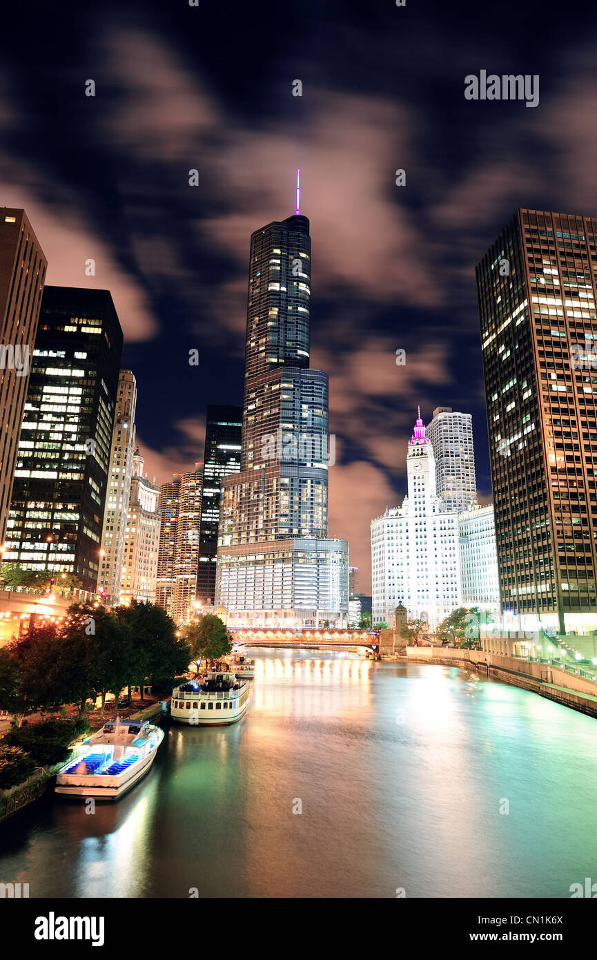 La rivière Chicago à pied avec les gratte-ciel illuminé par des lumières et de l'eau nuit à la réflexion. Banque D'Images