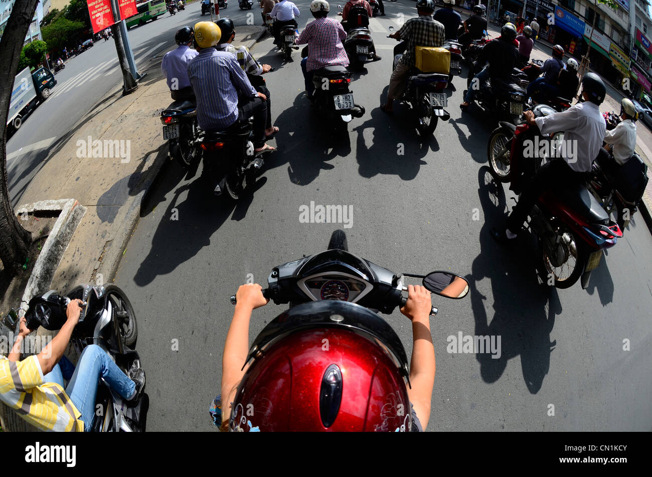 POV pilote l'attente aux feux de circulation, Saigon, Ho Chi Minh City, Vietnam Banque D'Images