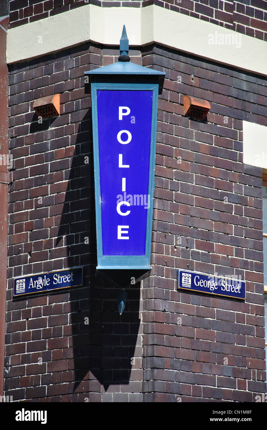 Old lamp enregistrez police dans 'Les Roches' zone historique, George Street, Sydney, New South Wales, Australia Banque D'Images