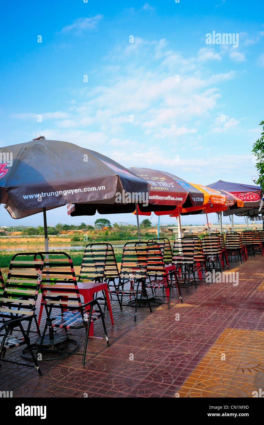 Un café sur les rives de la rivière Dakbla. Kon Tum, North Central Highlands, Vietnam Banque D'Images