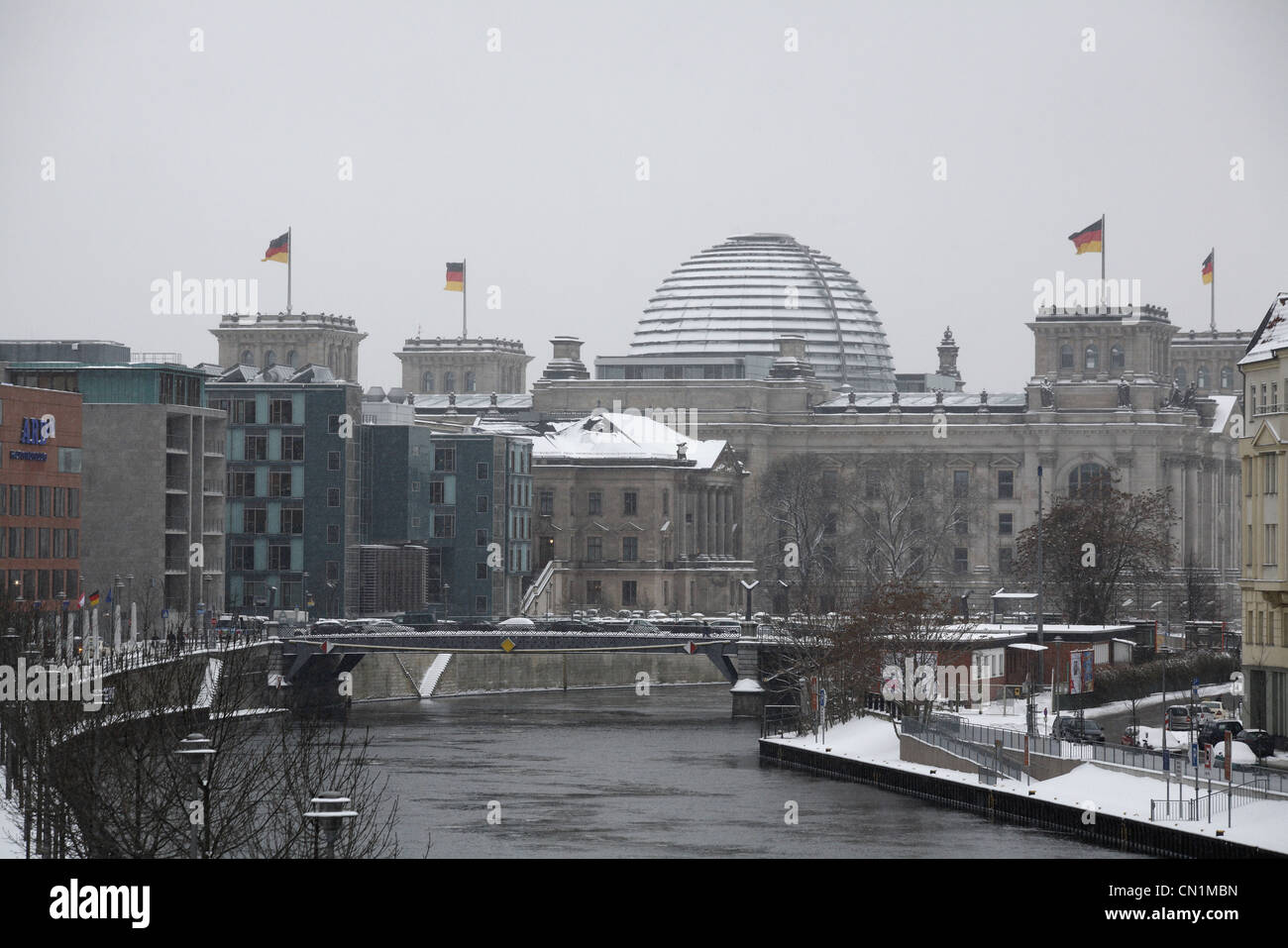 Reichstag Berlin Spree hiver neige Banque D'Images