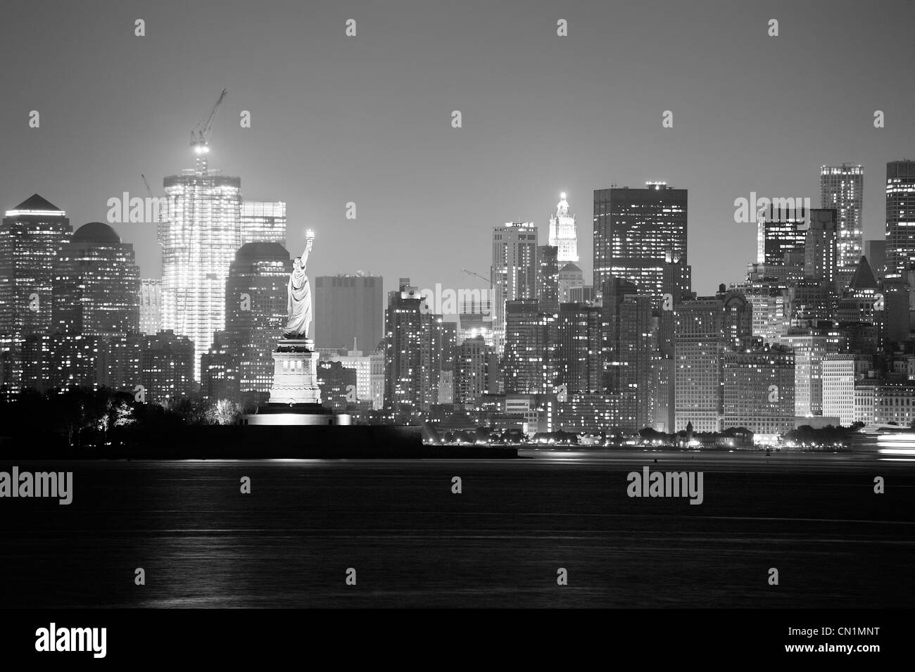 New York City Manhattan skyline avec Statue de la liberté et l'horizon de la ville sur la rivière vue panoramique. Banque D'Images