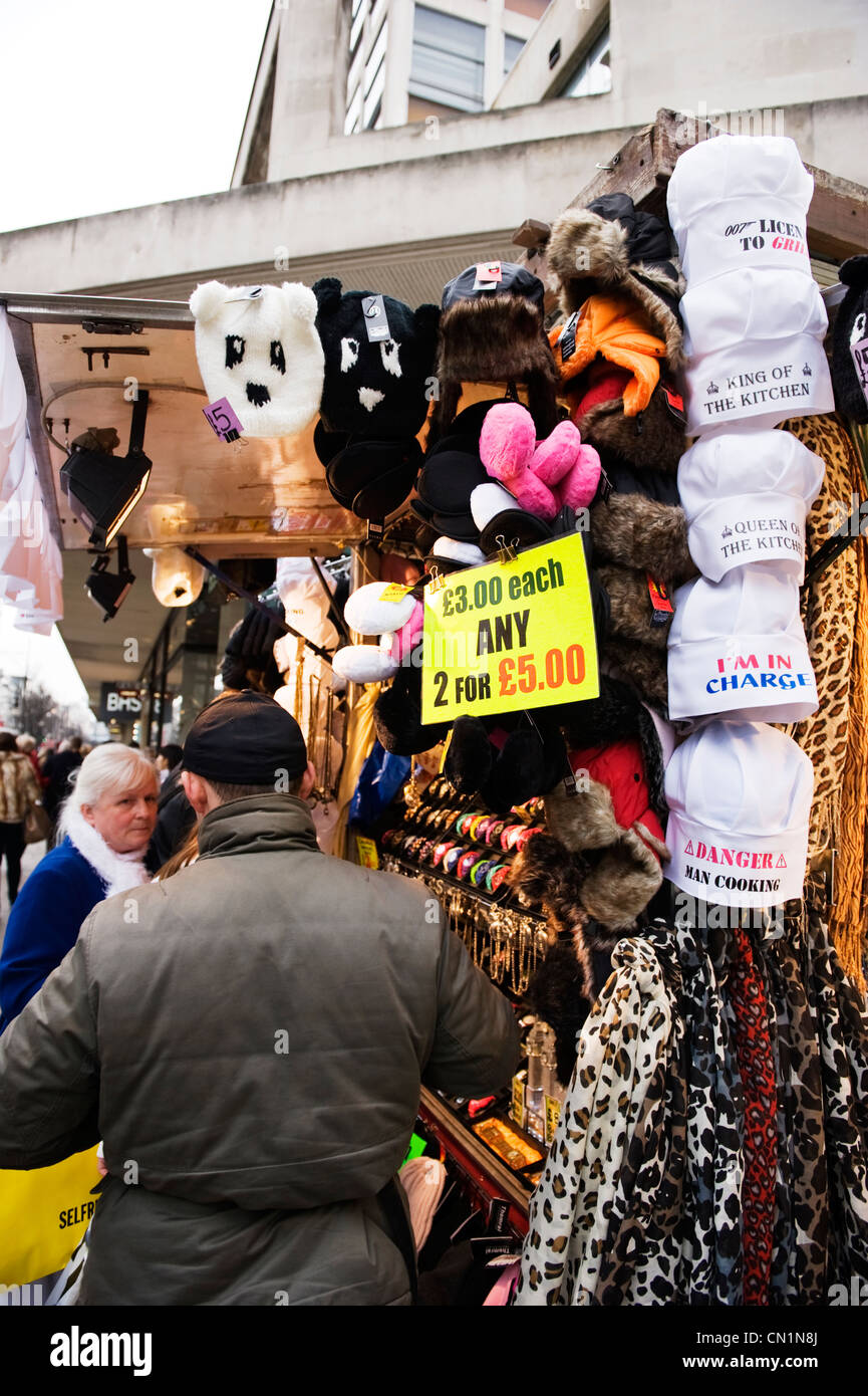 Oxford Street West End de Londres avec la nouveauté de blocage des chaînes  de montres foulards chapeaux etc vendeur sert de femme aux cheveux gris  lady Photo Stock - Alamy