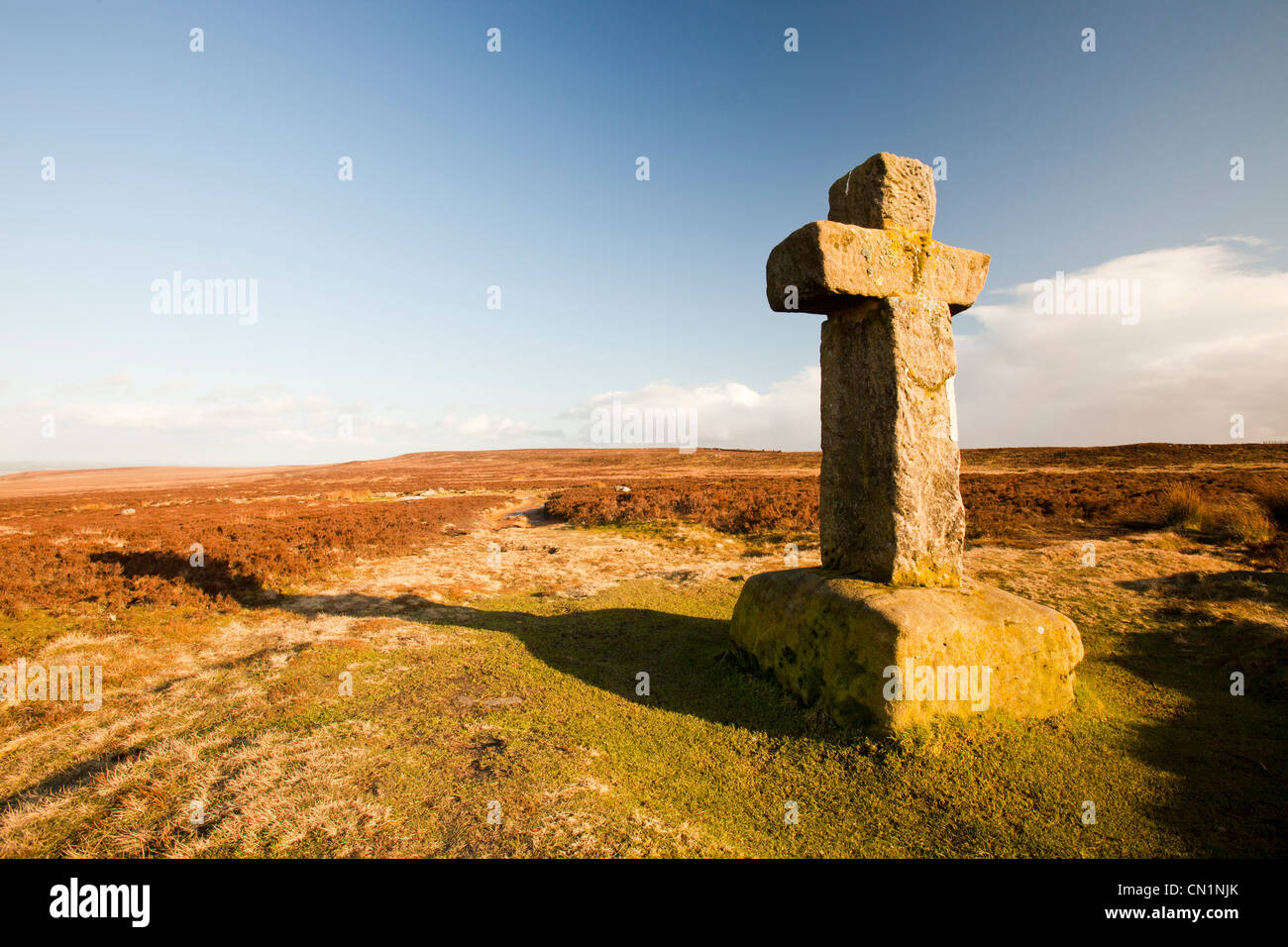 Cowpers Cross, une ancienne croix en pierre se trouve à proximité de l'ancienne voie romaine qui traverse Ilkley Moor, West Yorkshire, Royaume-Uni. Banque D'Images