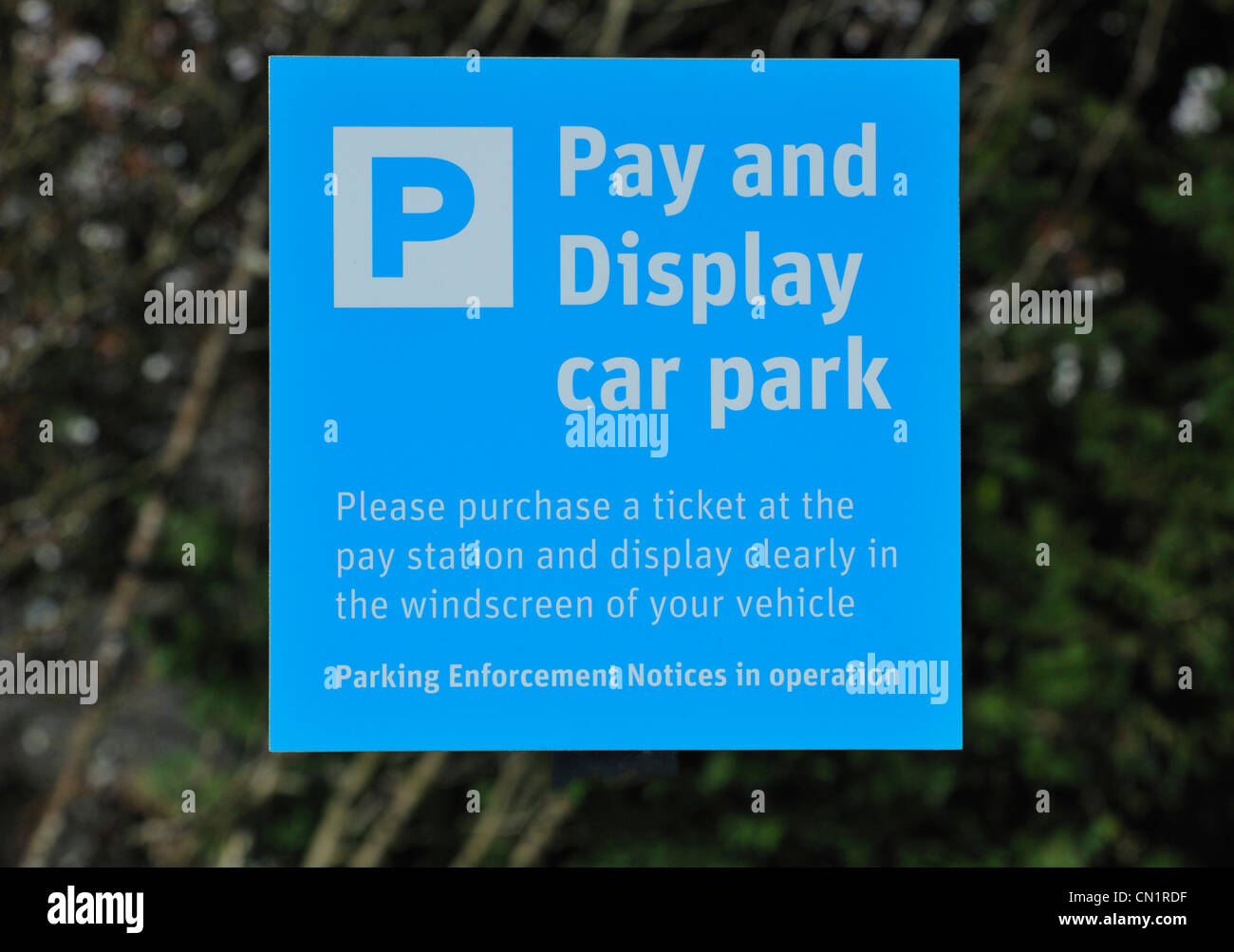 Parking voiture Payer et Afficher un avis au rail station. Grange-over-Sands, Cumbria, Angleterre, Royaume-Uni, Europe. Banque D'Images