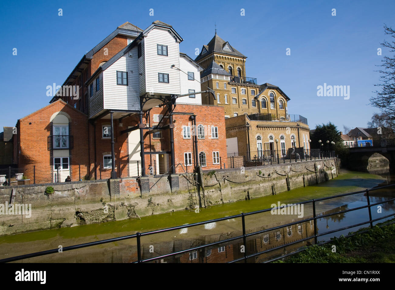 L'usine de conversion de l'ancien bâtiment industriel à l'hôtel et appartements, Colchester, Essex, Angleterre - au bord de la rivière Colne Banque D'Images