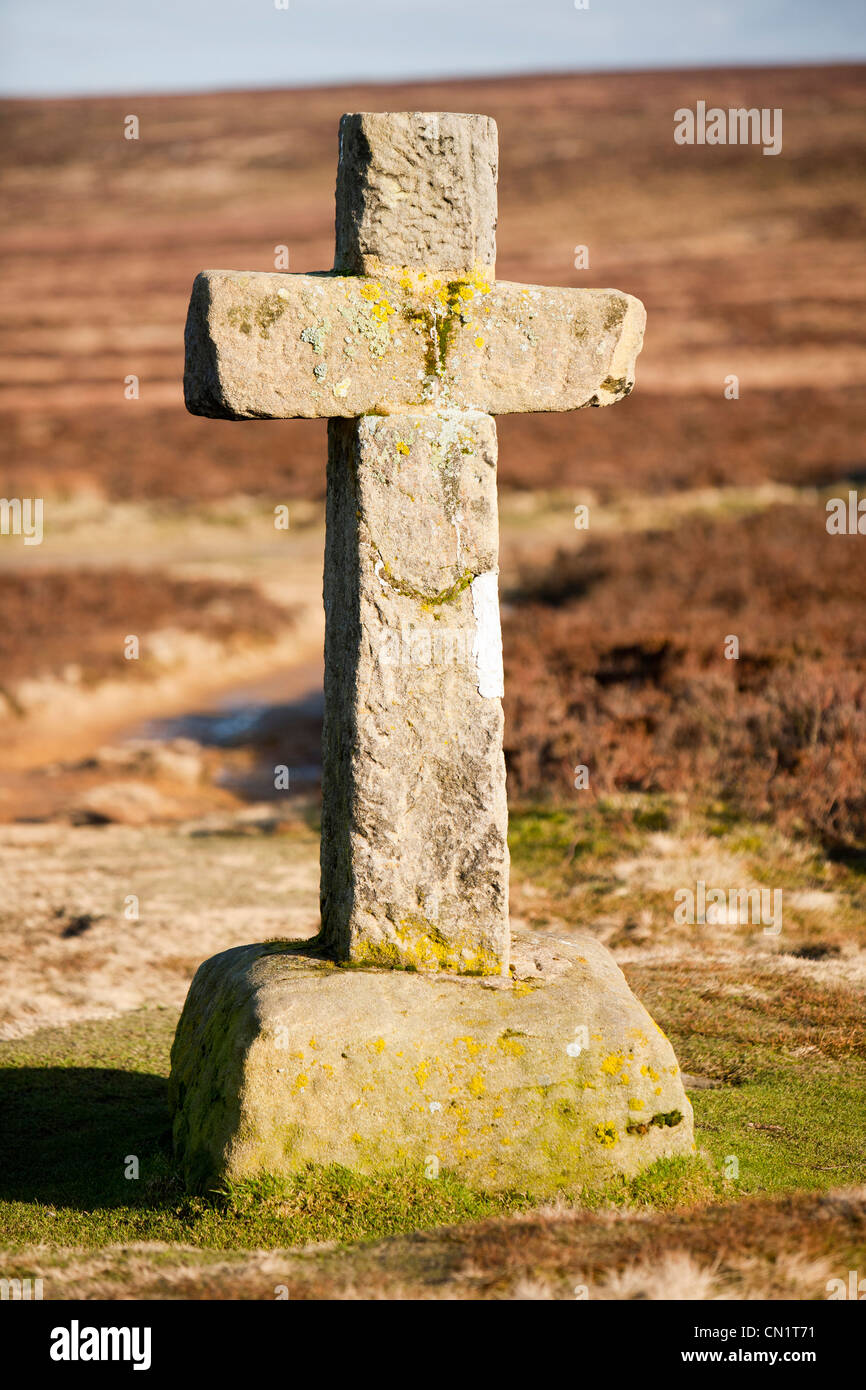 Cowpers Cross, une ancienne croix en pierre se trouve à proximité de l'ancienne voie romaine qui traverse Ilkley Moor, West Yorkshire, Royaume-Uni. Banque D'Images