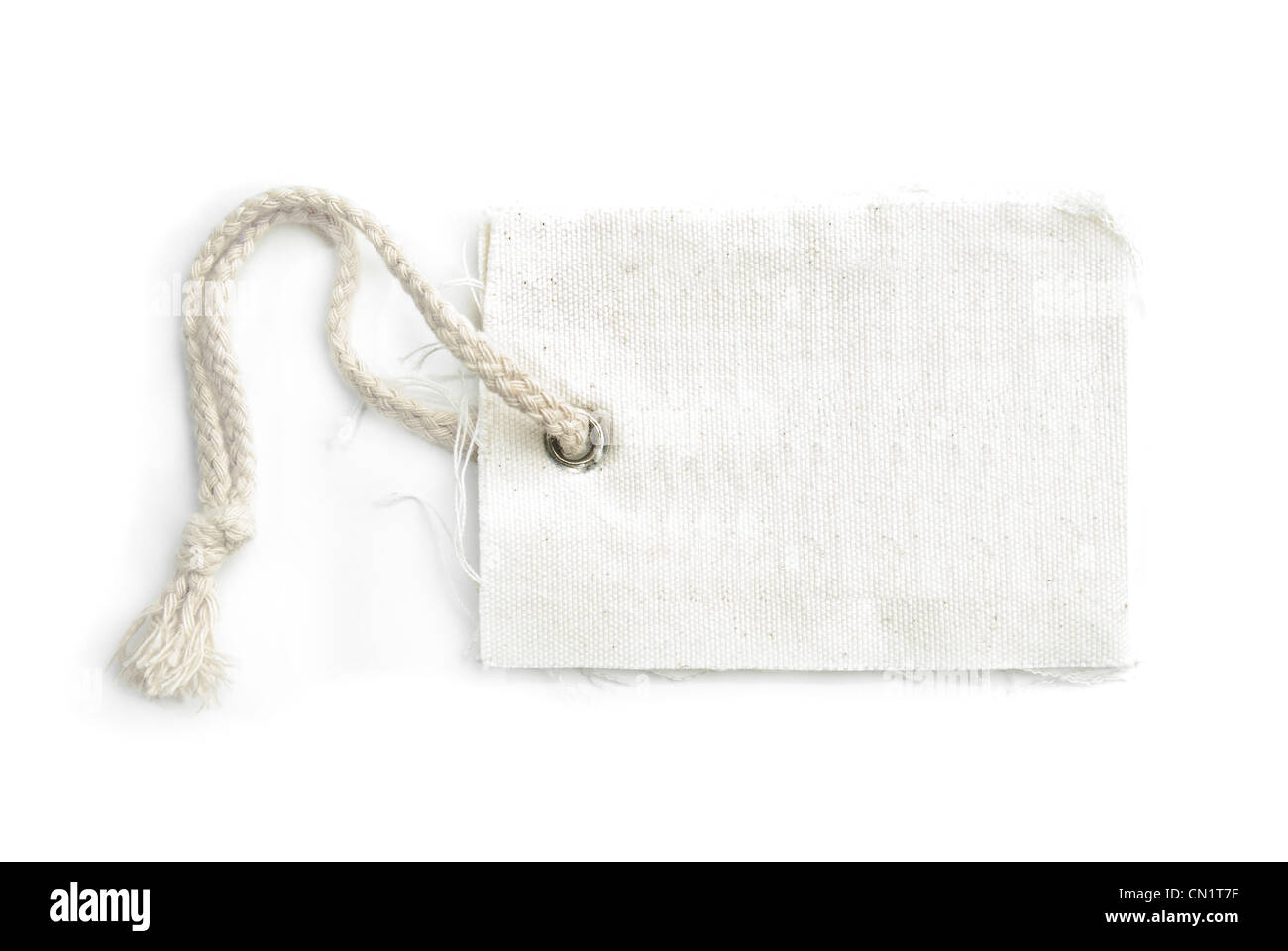 Tag vierge attachées avec une chaîne brun isolé sur fond blanc Banque D'Images