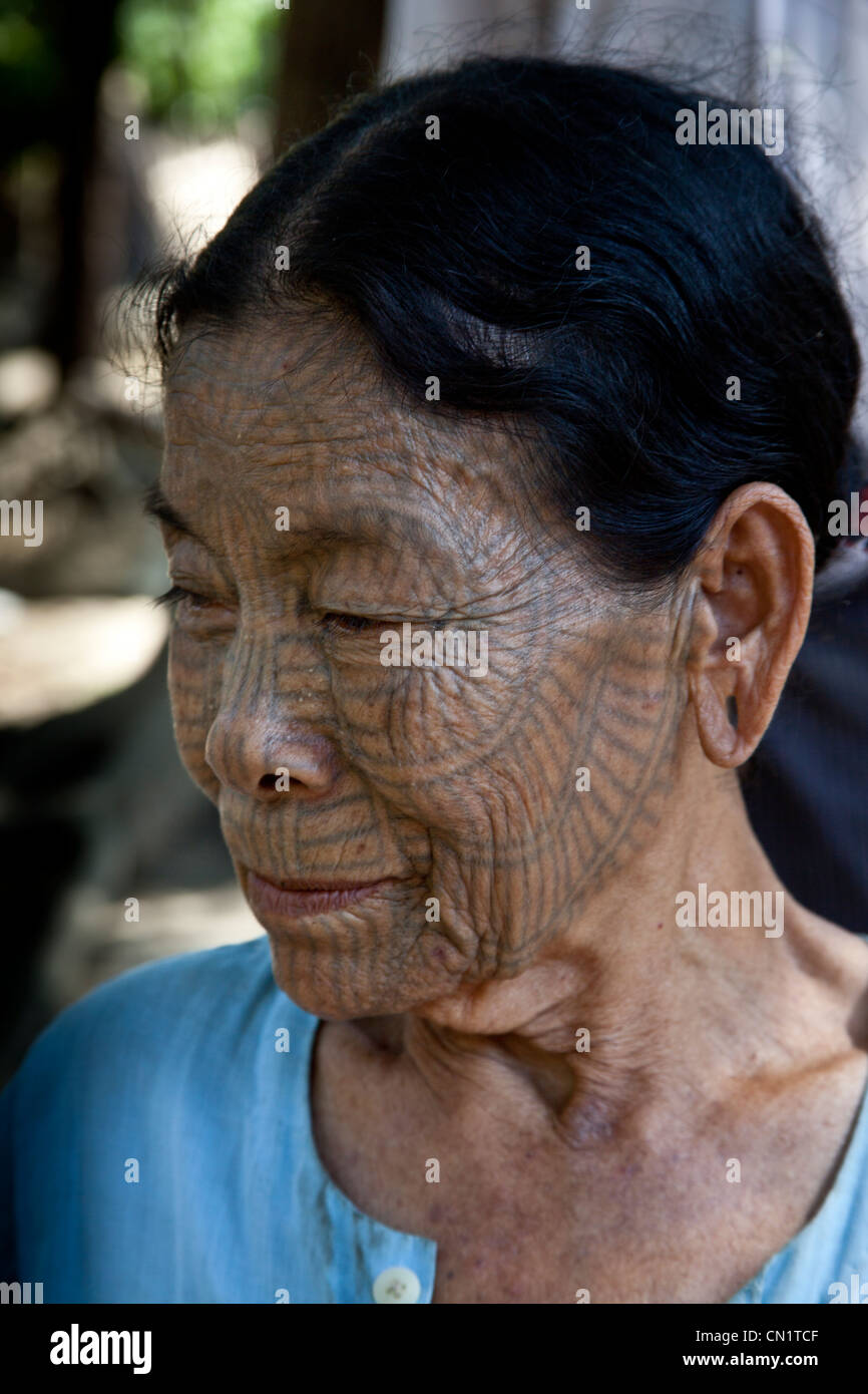Menton femme avec un visage tatoué, l'État de Rakhine, Birmanie (Myanmar) Banque D'Images