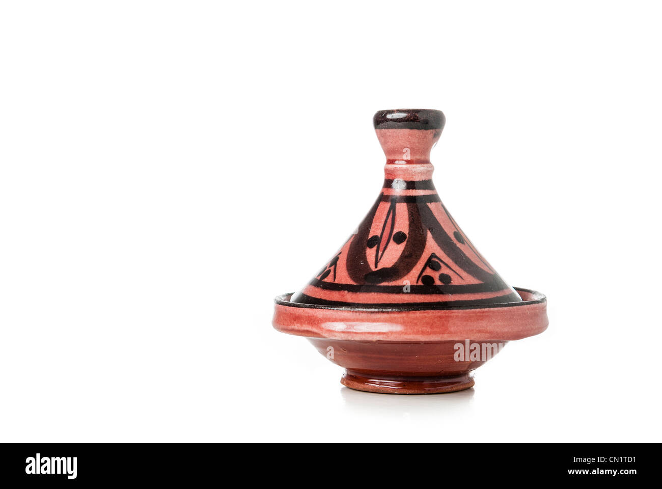 Un tajine en céramique fait main marocain isolé sur fond blanc Banque D'Images