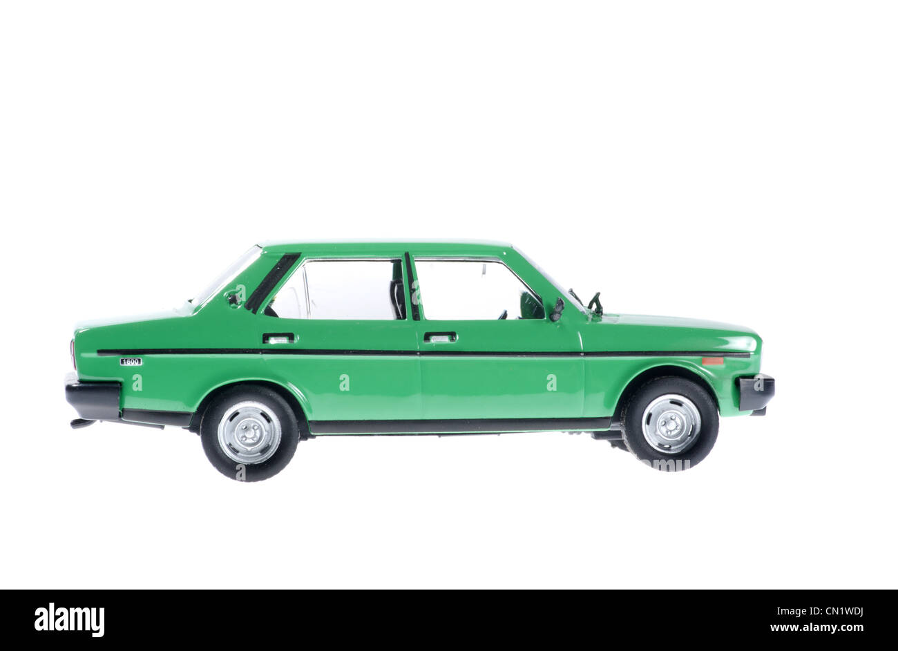 Fiat 131p sur fond blanc. Banque D'Images