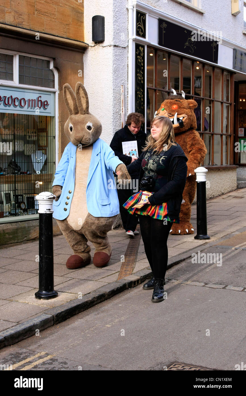 Peter rabbit and The Gruffalo avec vos amis dans une ville anglaise Banque D'Images