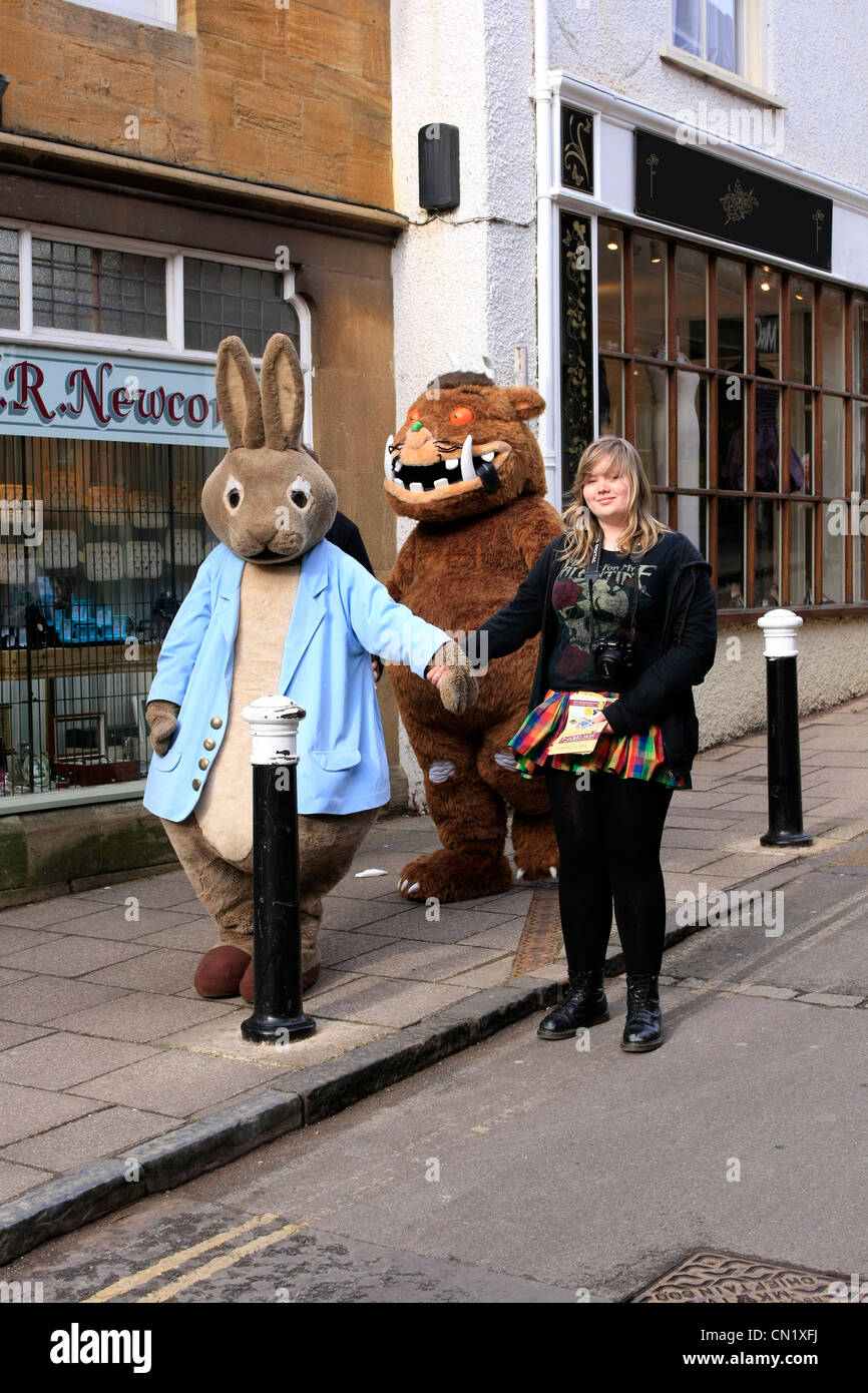 Peter rabbit and The Gruffalo avec vos amis dans une ville anglaise Banque D'Images