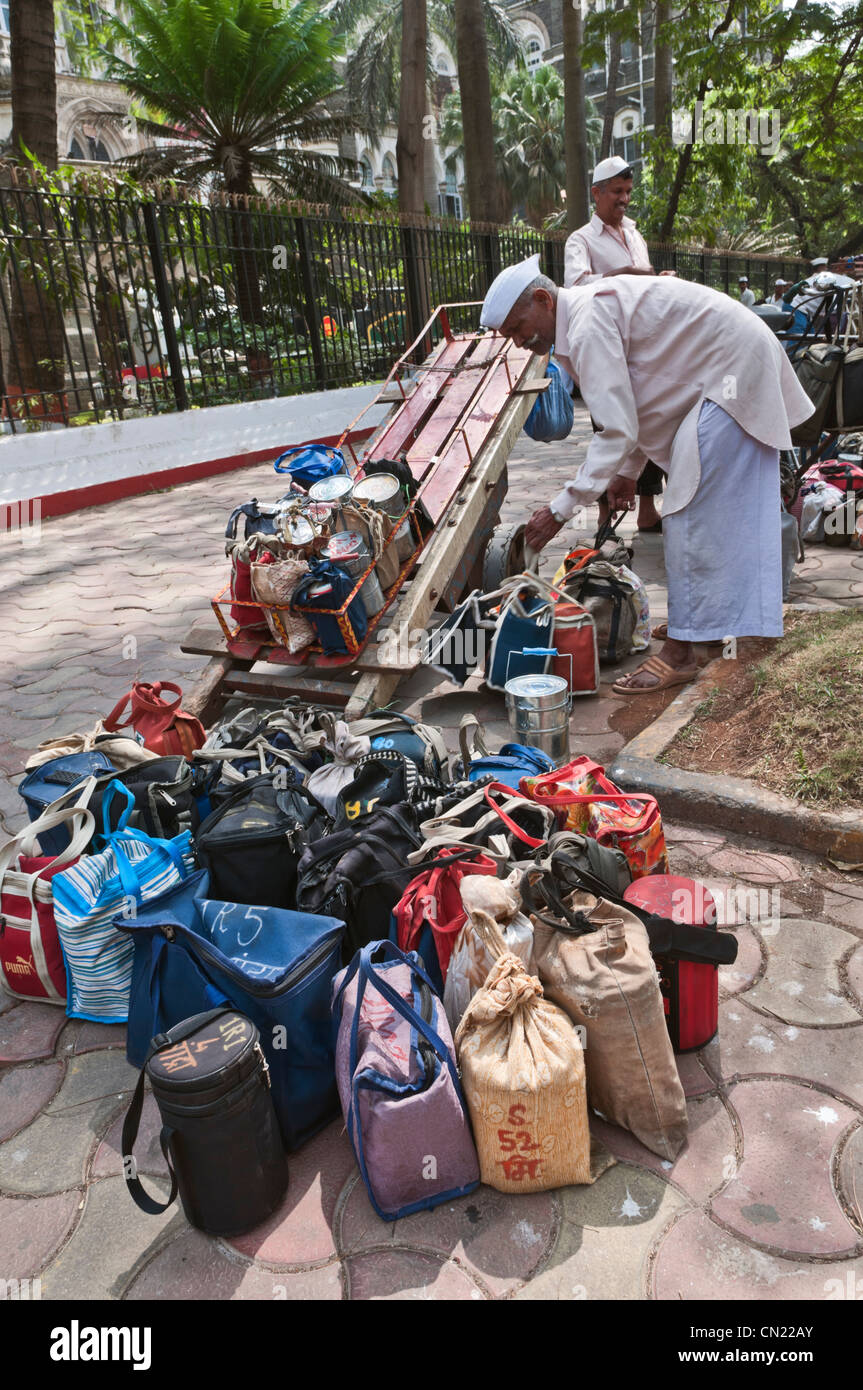 Dabbawallahs au travail Station Churchgate Mumbai Bombay Inde Banque D'Images