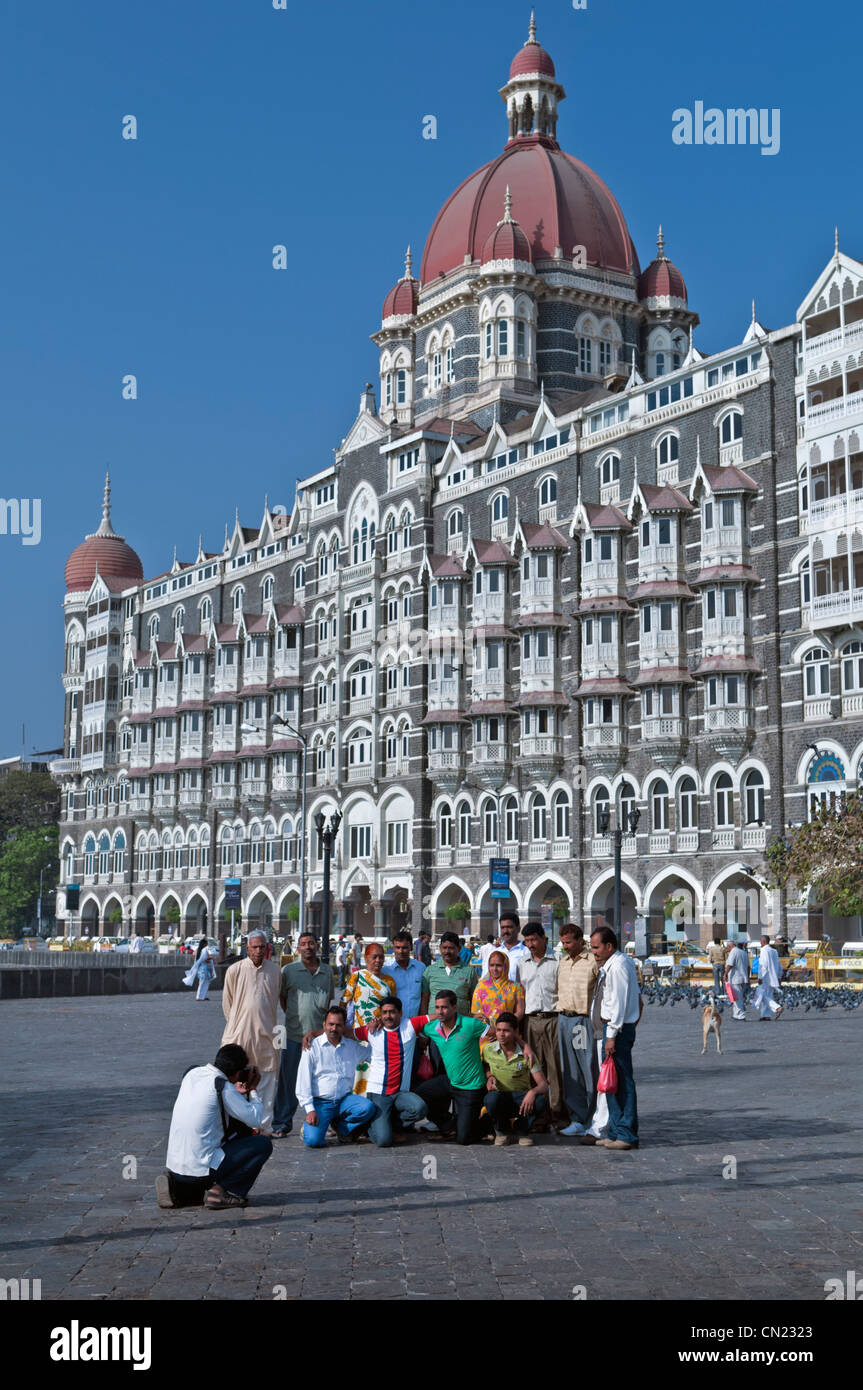 Les touristes indiens ayant photo prise près de Taj Mahal Palace Hotel Mumbai Bombay Inde Colaba Banque D'Images