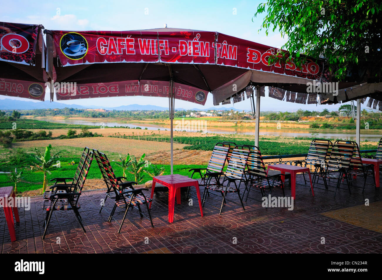 Un café sur les rives de la rivière Dakbla. Kon Tum, North Central Highlands, Vietnam Banque D'Images