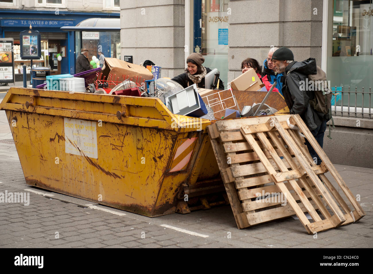 Skip to : raids dans une évacuation de personnes aller dans la rue pour les éléments mis à la porte par un atelier, UK Banque D'Images