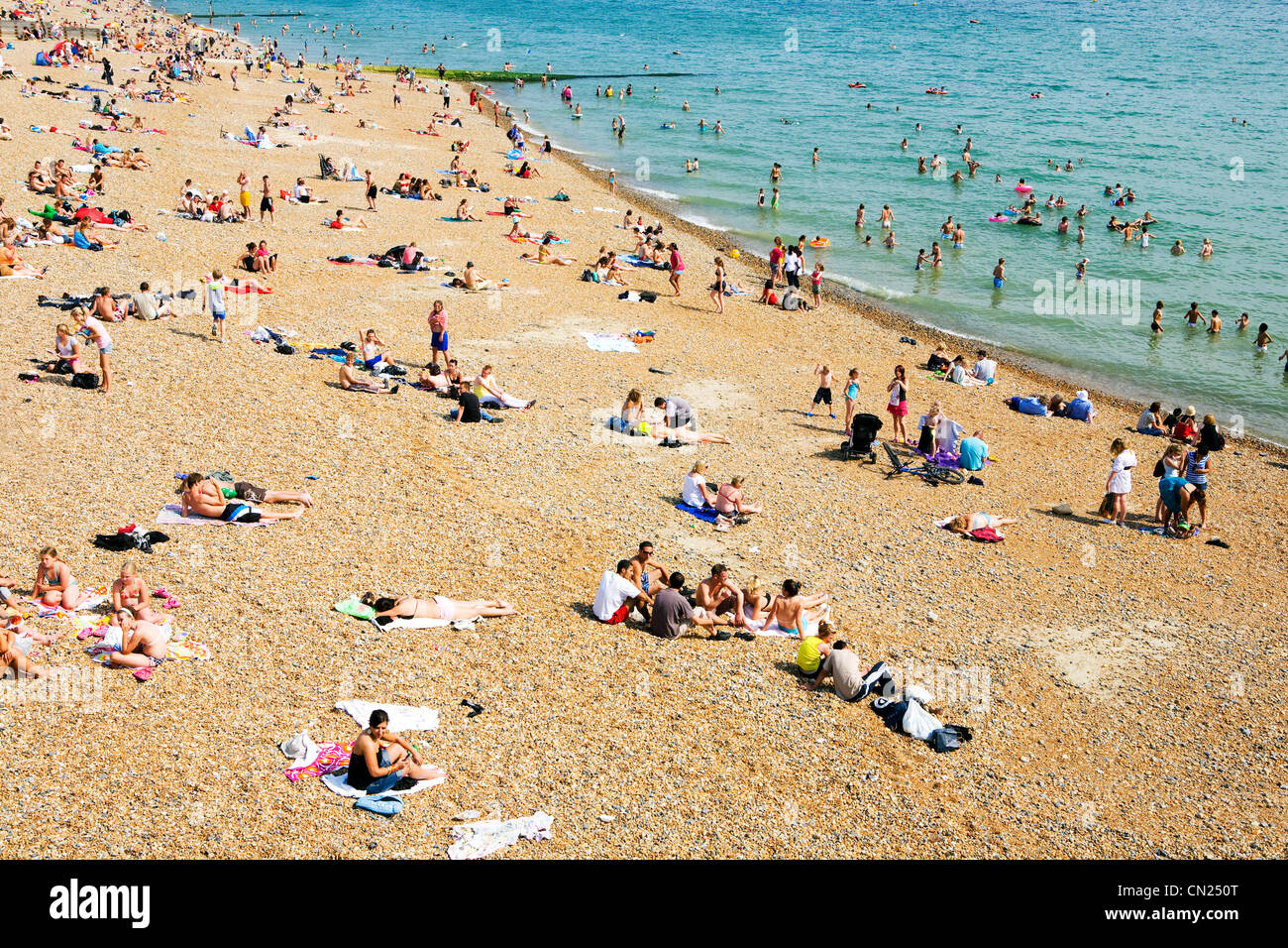 Les gens sur la plage bondée, Brighton, Angleterre Banque D'Images