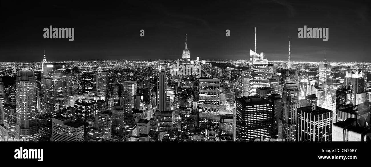 New York City Manhattan skyline at night Panorama noir et blanc avec les gratte-ciel. Banque D'Images