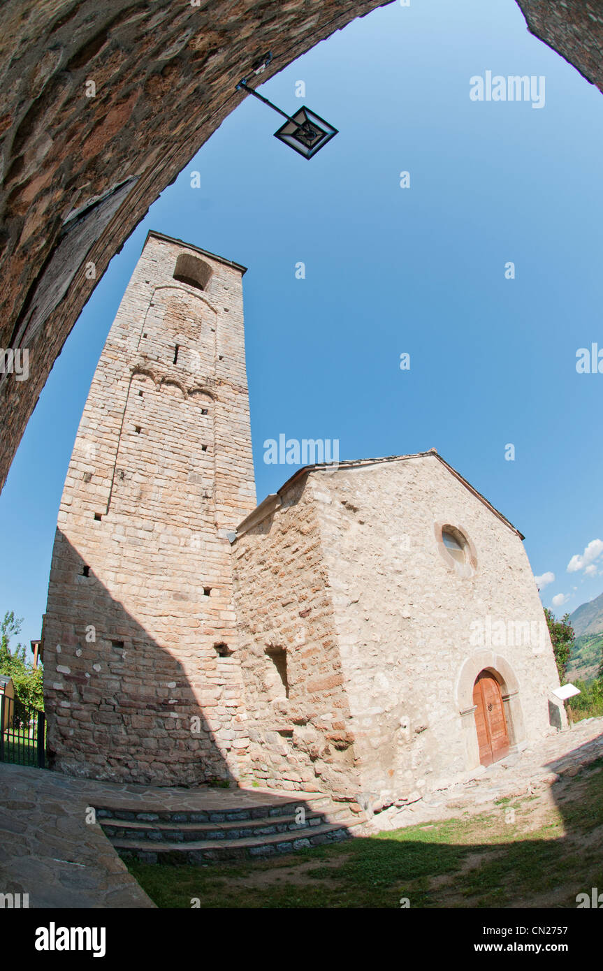 Église de Santa Eugènia de Nerellà dans la vallée de la Cerdanya, Espagne. Connue comme la tour de Pise de la Cerdanya, la tour est inclinée. Banque D'Images