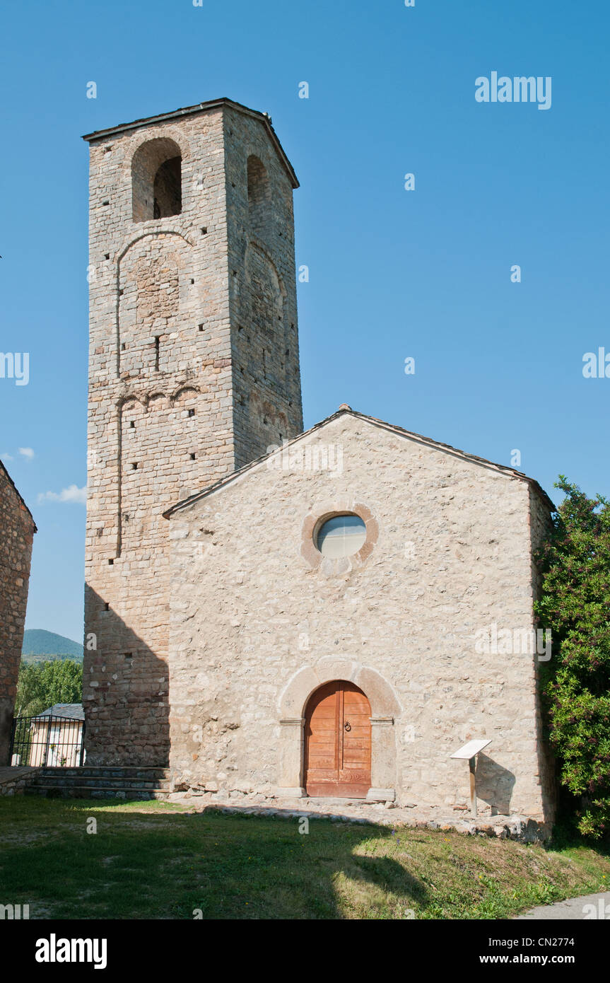 Église de Santa Eugènia de Nerellà dans la vallée de la Cerdanya, Espagne. Connue comme la tour de Pise de la Cerdanya, la tour est inclinée. Banque D'Images