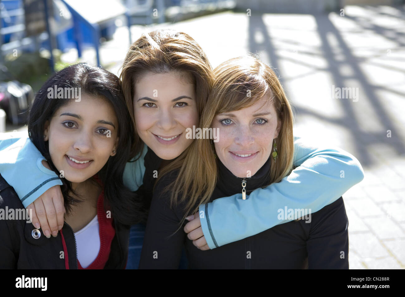 Amies posant pour un portrait, Yaletown, Vancouver, Colombie-Britannique Banque D'Images