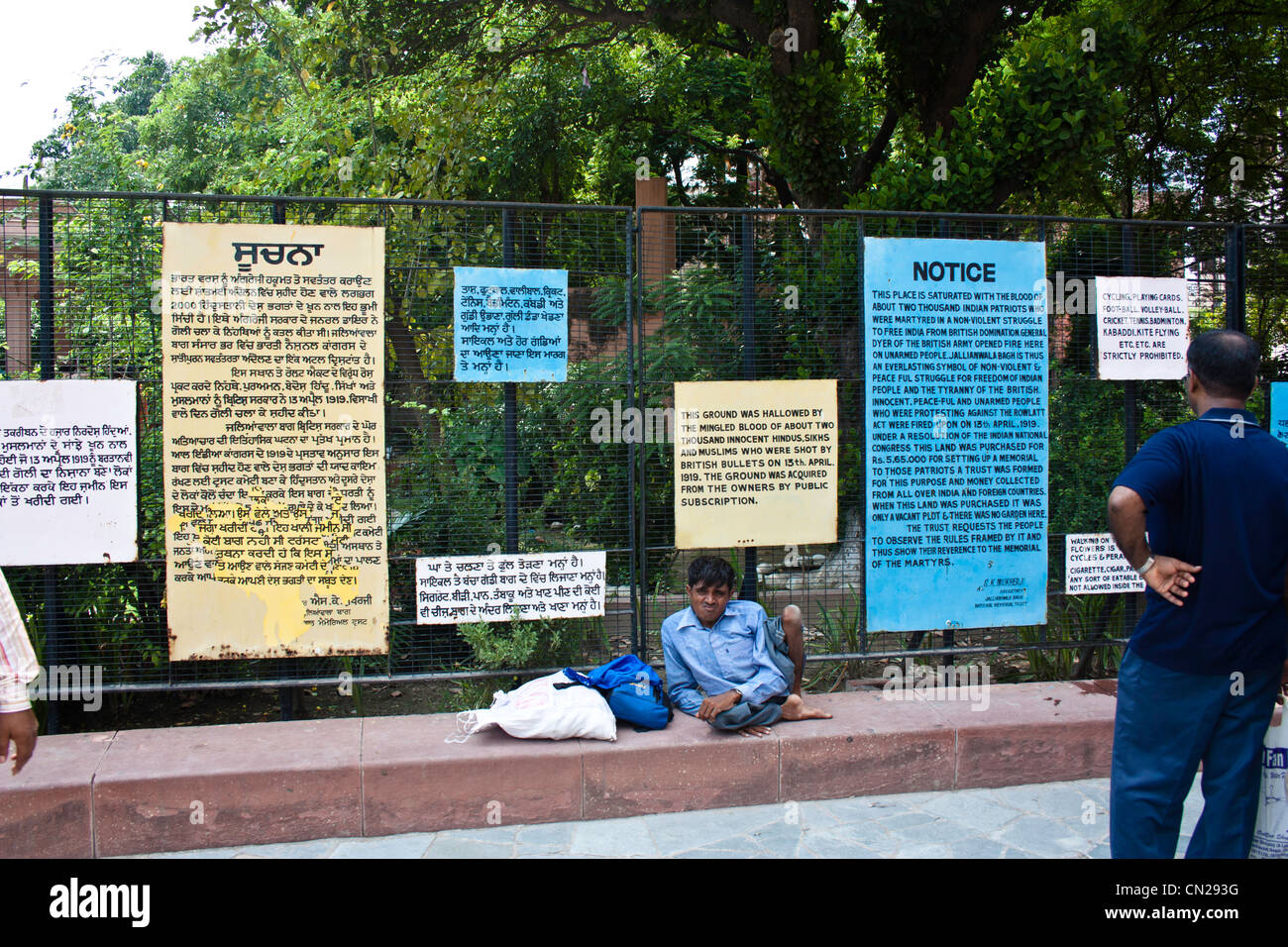 Personne handicapée au mémorial de Jallianwala Bagh. Cette personne était assis à l'entrée, près de la direction, mais n'a pas semblé être la mendicité Banque D'Images