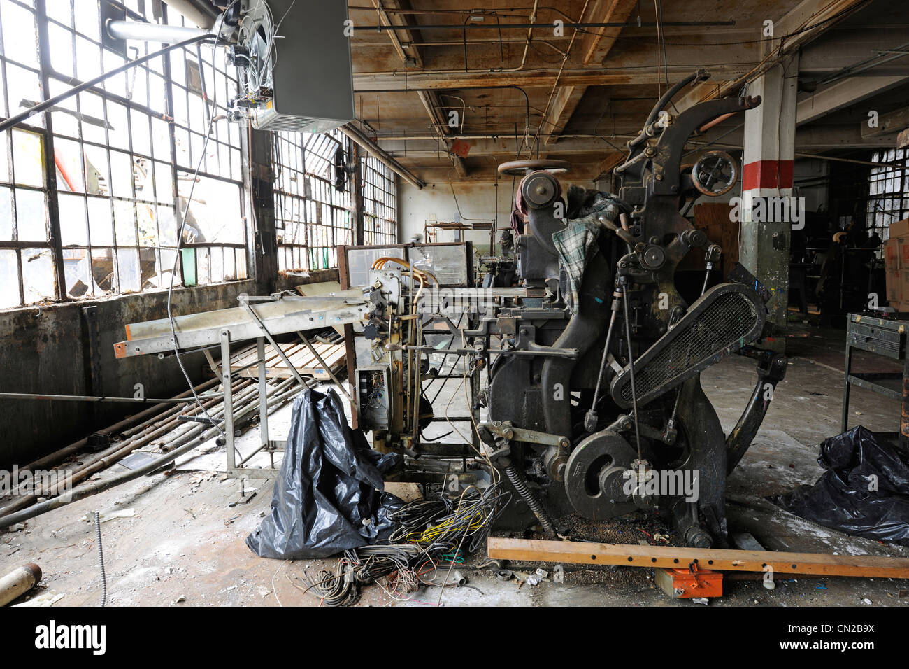 Bâtiment industriel vendu en faillite vente aux enchères. Les dernières  années, il a été pillé et vandalisé. et occupé par des squatters Photo  Stock - Alamy