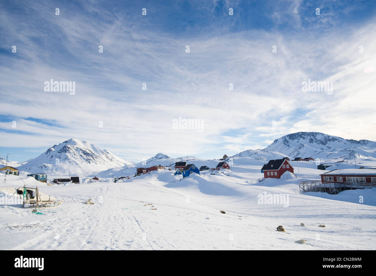 Paysage arctique. Scène de village de Kulusuk avec des chiens et de la neige, côte est, Groenland Banque D'Images