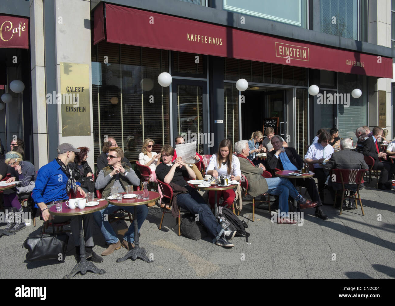 Rue animée dans un café au célèbre café Einstein sur l'Unter den Linden à Berlin Allemagne Banque D'Images