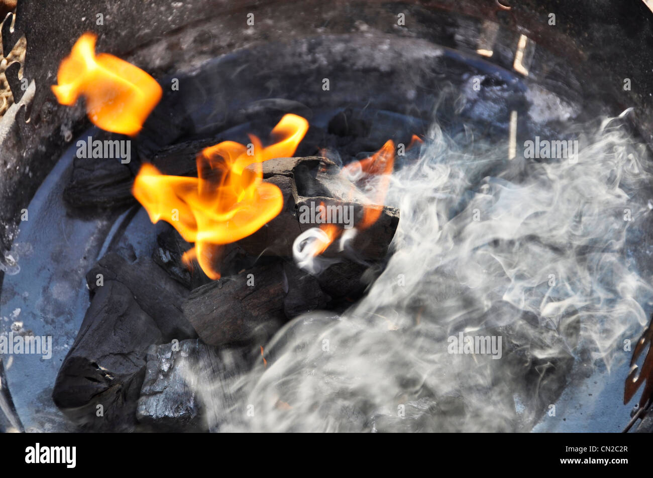 La préparation d'un barbecue, charbon de bois et la fumée Banque D'Images