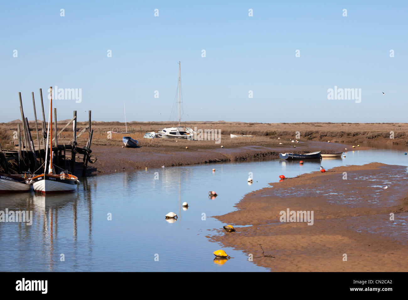 Bateaux à Blakeney Quay, North Norfolk, Angleterre. Banque D'Images