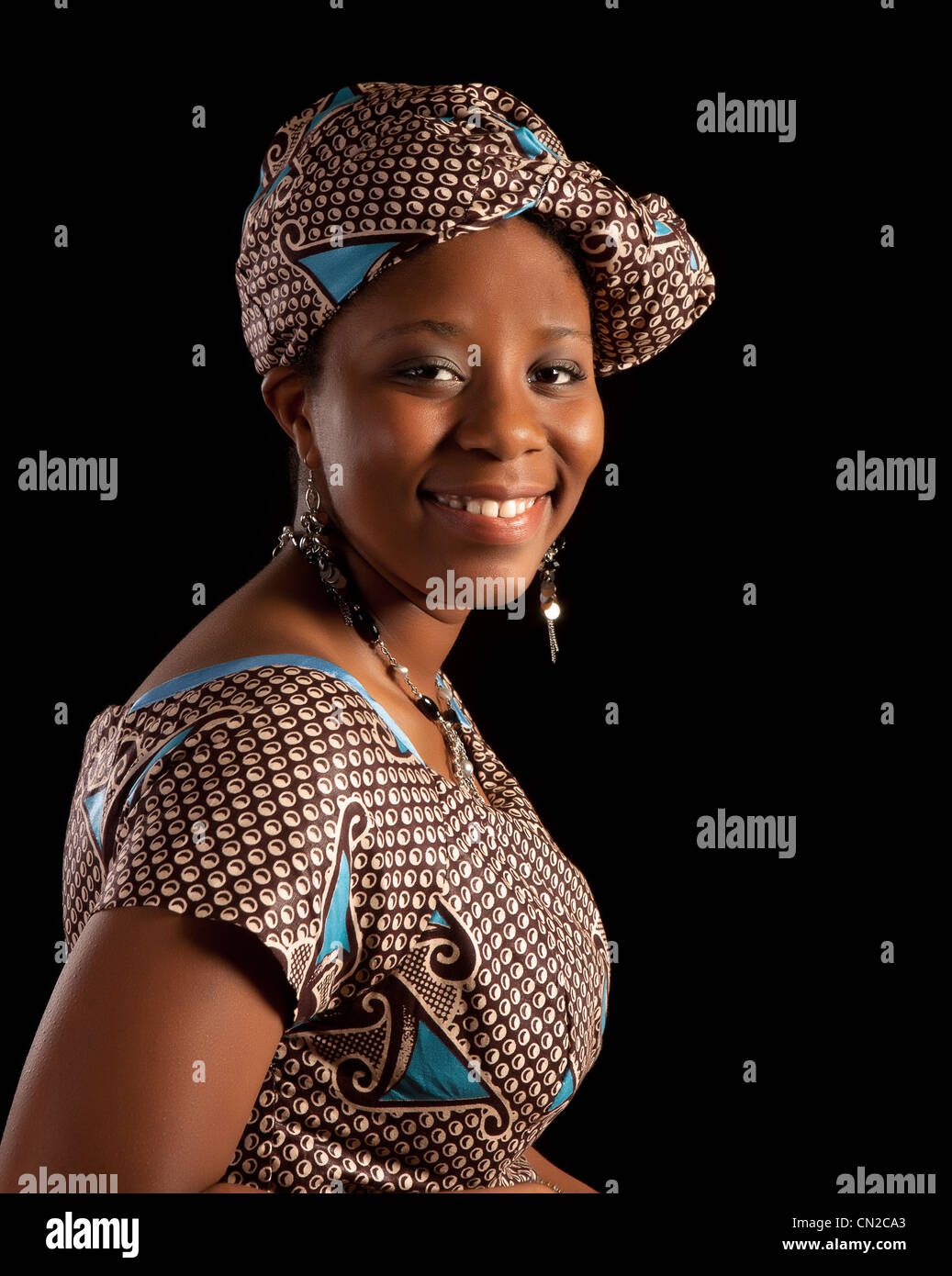 Portrait d'une jeune femme ghanese en robe traditionnelle africaine Banque D'Images