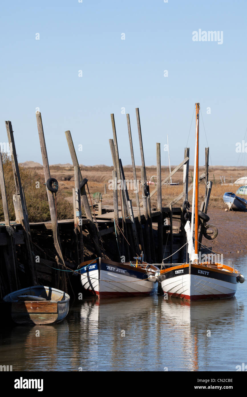 Bateaux à Blakeney Quay, North Norfolk, Angleterre. Banque D'Images