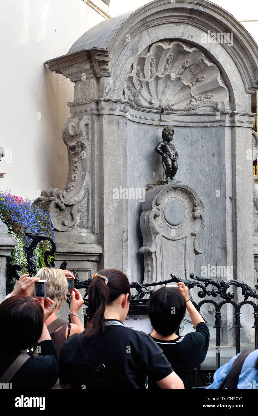 Belgique, Bruxelles, les touristes photographiant Manneken Pis Banque D'Images