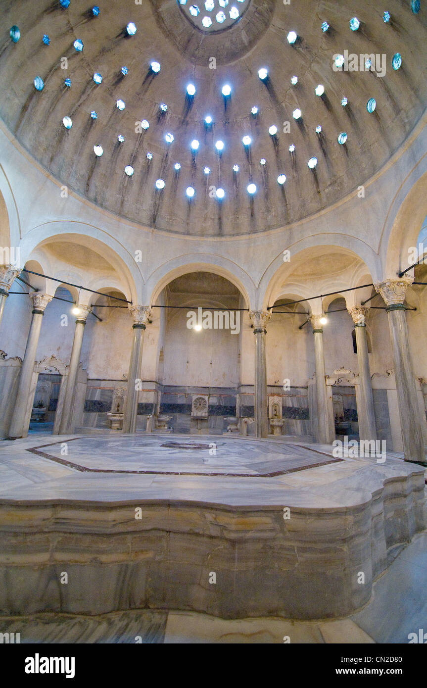 Hamam Cağaloğlu à Sultanahmet, Istanbul a été construit par le Sultan Mahmud I en 1741 pour fournir des revenus pour la mosquée Sainte Sophie. Banque D'Images