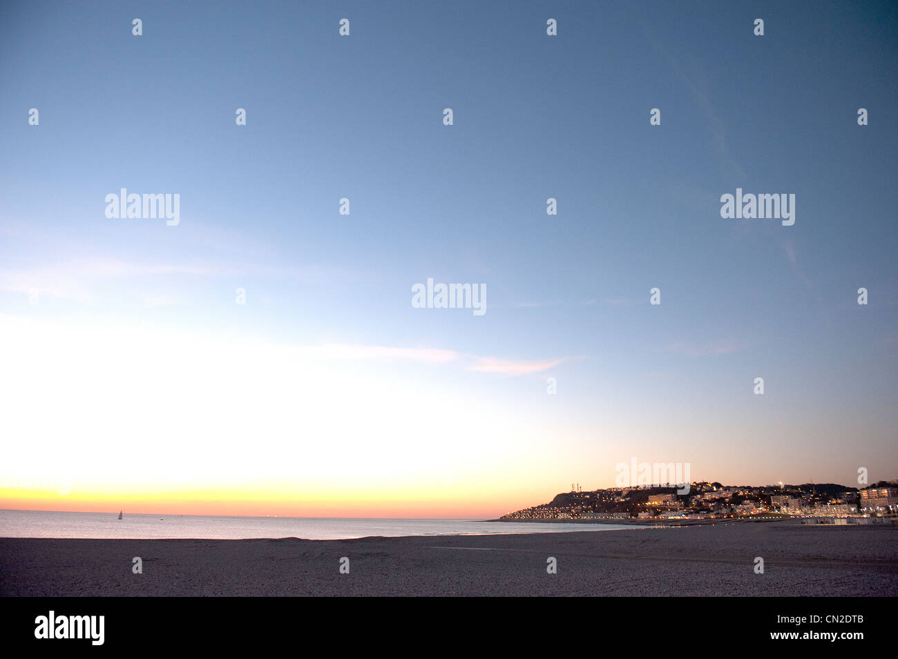 Coucher de soleil sur l'estuaire de la Seine avec les plages de Ste-Adresse et Le Havre, ville portuaire et l'UNESCO patrimoine mondial en Normandie Banque D'Images