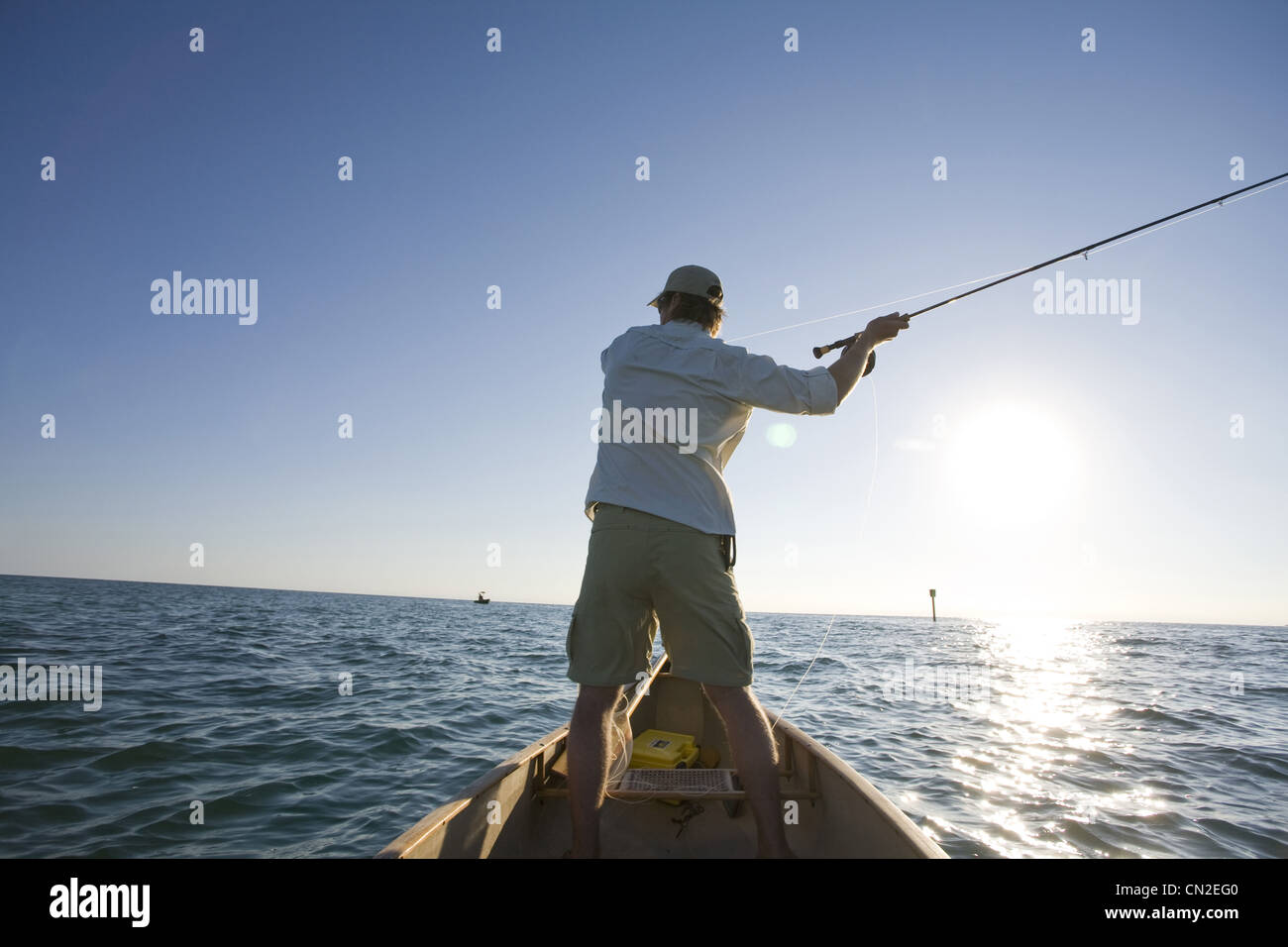 Casting homme Canne à pêche de bateau, Florida Keys, USA Banque D'Images