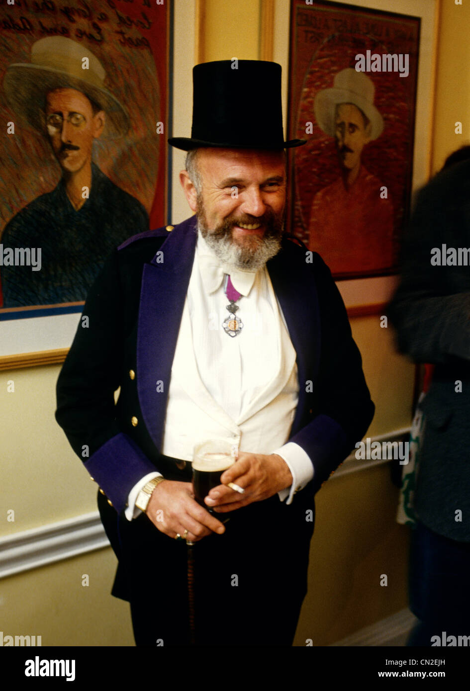 Le sénateur David Norris en costume pour célébrer 'bloom's Day' a photographié à la James Joyce Centre- Dublin Ireland Banque D'Images