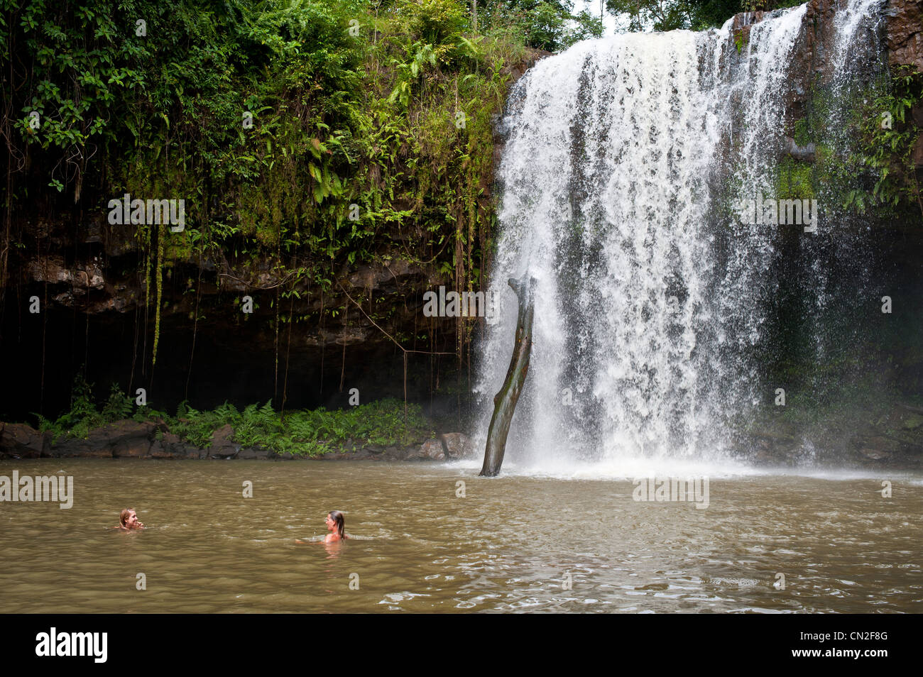 Le Cambodge, la province de Ratanakiri, près de Banlung (Ban Lung), Katieng Waterfall Banque D'Images