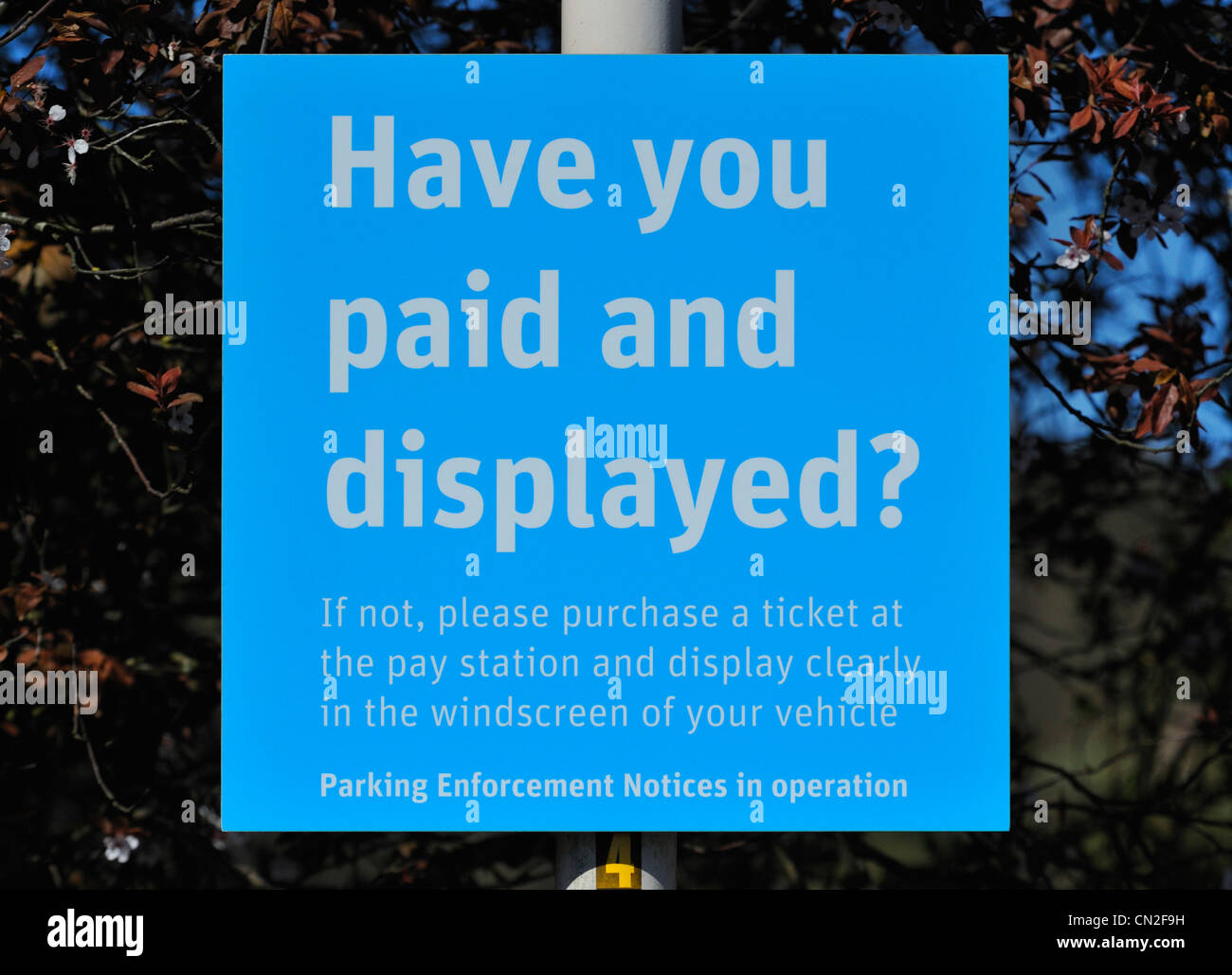 'Avez-vous payé et affiché ?' avis de parking à la gare. Grange-over-Sands, Cumbria, Angleterre, Royaume-Uni, Europe. Banque D'Images