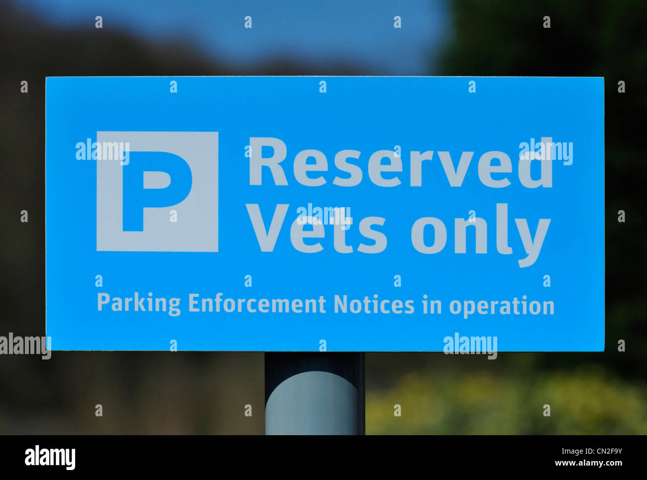 'Réservés vétérinaires seulement'. Parking voiture avis à la gare. Grange-over-Sands, Cumbria, Angleterre, Royaume-Uni, Europe. Banque D'Images