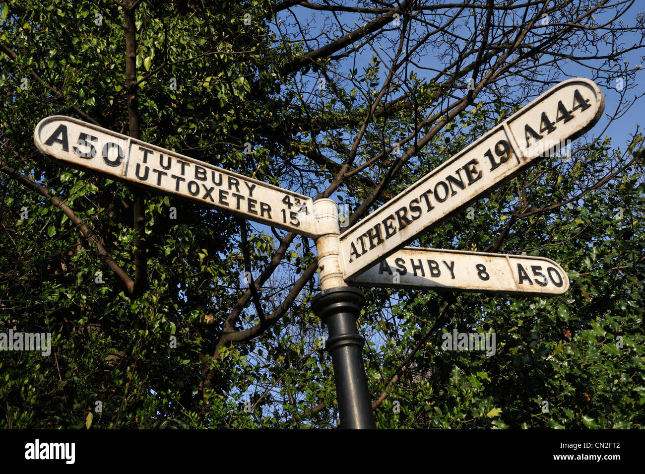 Route Direction sign post à Burton-on-Trent, Staffordshire Banque D'Images